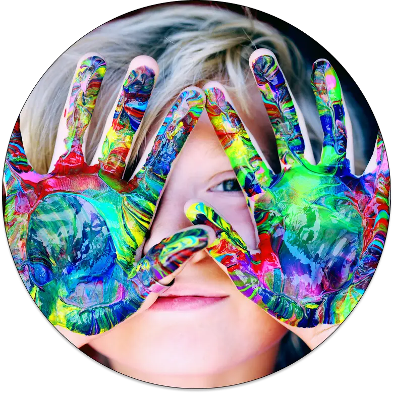 imagem criança escola mãos coloridas raízes do saber