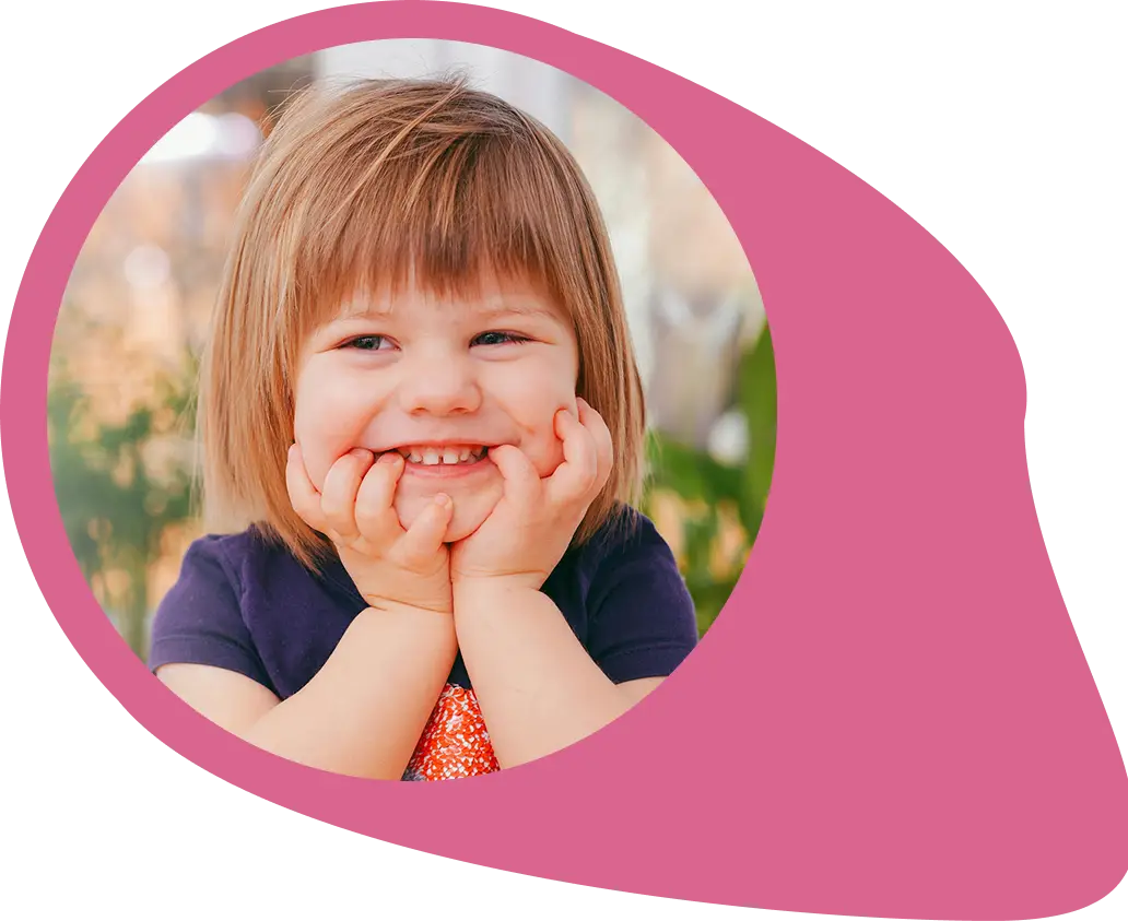 Imagem escola raízes do saber menina sorrindo